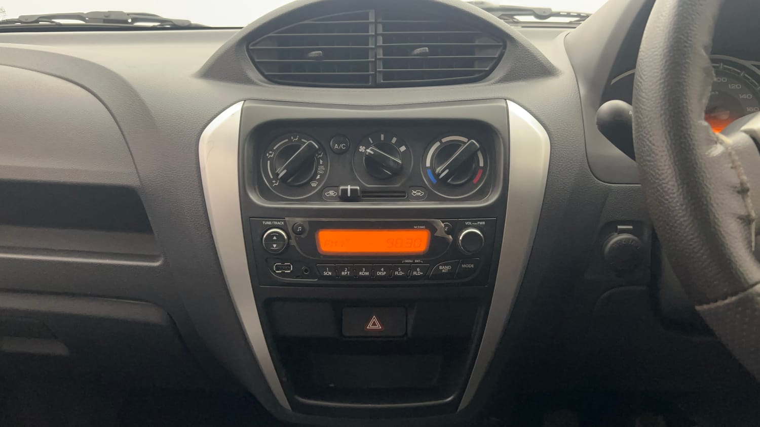Used 2018 Maruti Suzuki Alto 800 VXi Petrol Manual top_features Integrated (in-dash) music system
