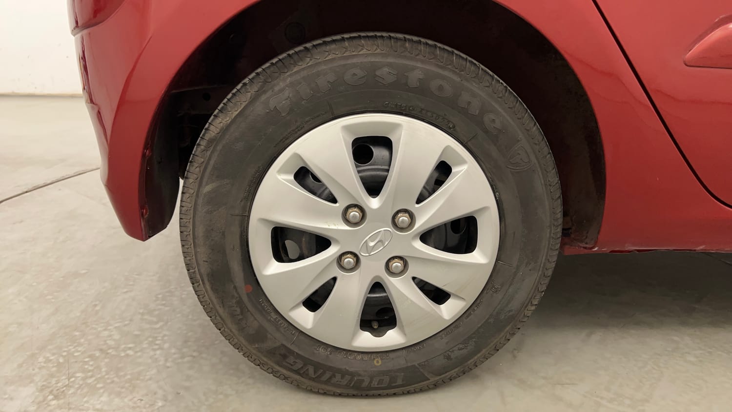 Used 2013 Hyundai i10 Sportz 1.2 AT Kappa2 Petrol Automatic tyres RIGHT REAR TYRE RIM VIEW