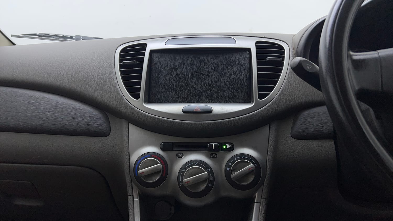 Used 2013 Hyundai i10 Era 1.1 iRDE2 Petrol Manual interior MUSIC SYSTEM & AC CONTROL VIEW