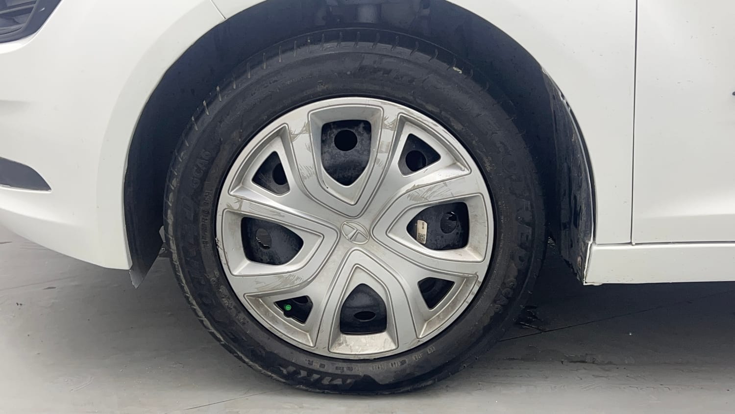 Used 2023 Tata Altroz XM Petrol Petrol Manual tyres LEFT FRONT TYRE RIM VIEW