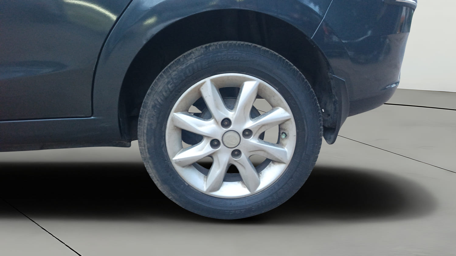 Used 2018 Tata Zest XTA Diesel Diesel Automatic tyres LEFT REAR TYRE RIM VIEW