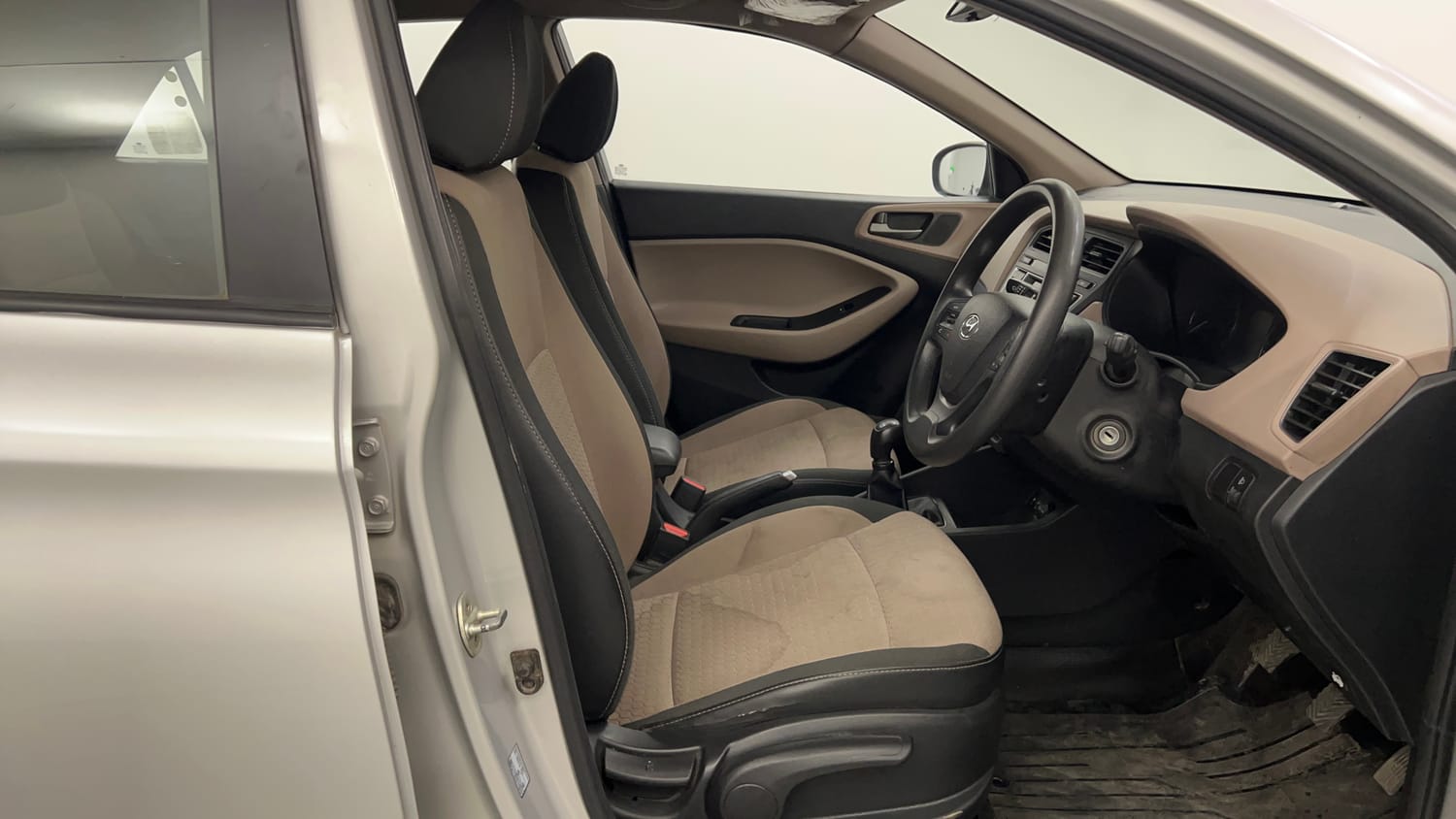 Used 2017 Hyundai Elite i20 Sportz 1.2 Petrol Manual interior RIGHT SIDE FRONT DOOR CABIN VIEW