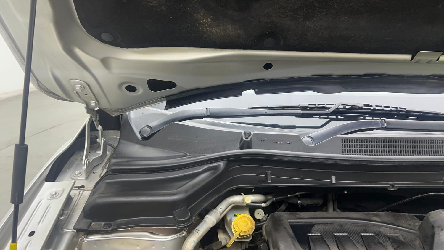 Used 2022 Mahindra XUV 300 W8 1.5 Diesel Diesel Manual engine ENGINE RIGHT SIDE HINGE & APRON VIEW
