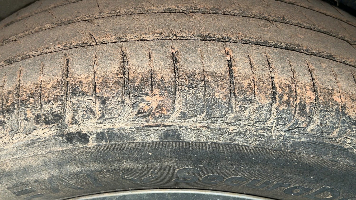 Used 2022 Renault Triber RXZ Dual Tone Petrol Manual tyres RIGHT REAR TYRE TREAD VIEW