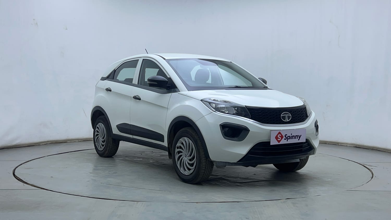Used 2018 Tata Nexon XM Petrol Manual exterior RIGHT FRONT CORNER VIEW