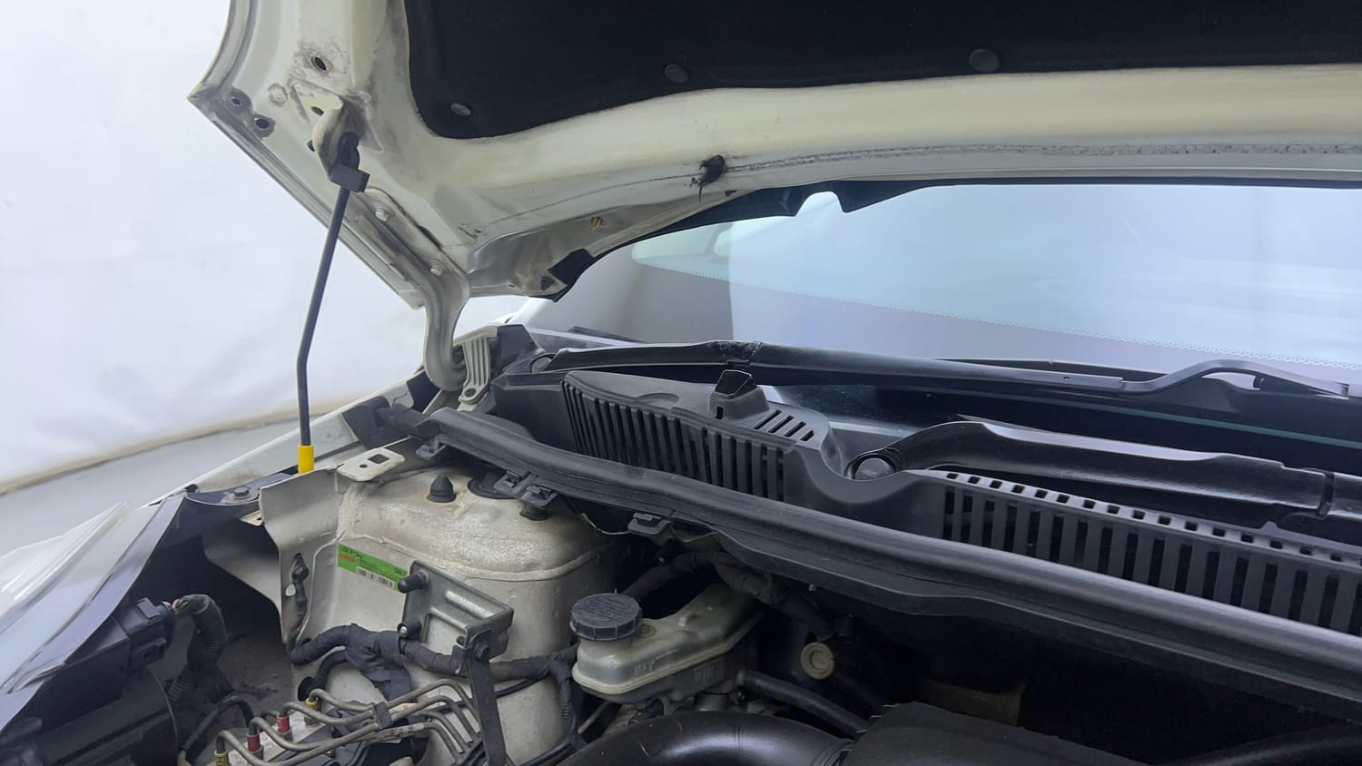 Used 2018 Tata Nexon XM Petrol Manual engine ENGINE RIGHT SIDE HINGE & APRON VIEW