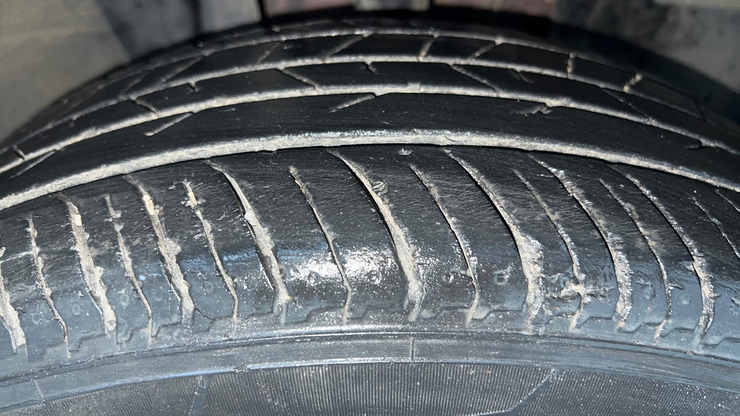 Used 2022 Nissan Magnite XV Premium Turbo CVT Petrol Automatic tyres RIGHT FRONT TYRE TREAD VIEW