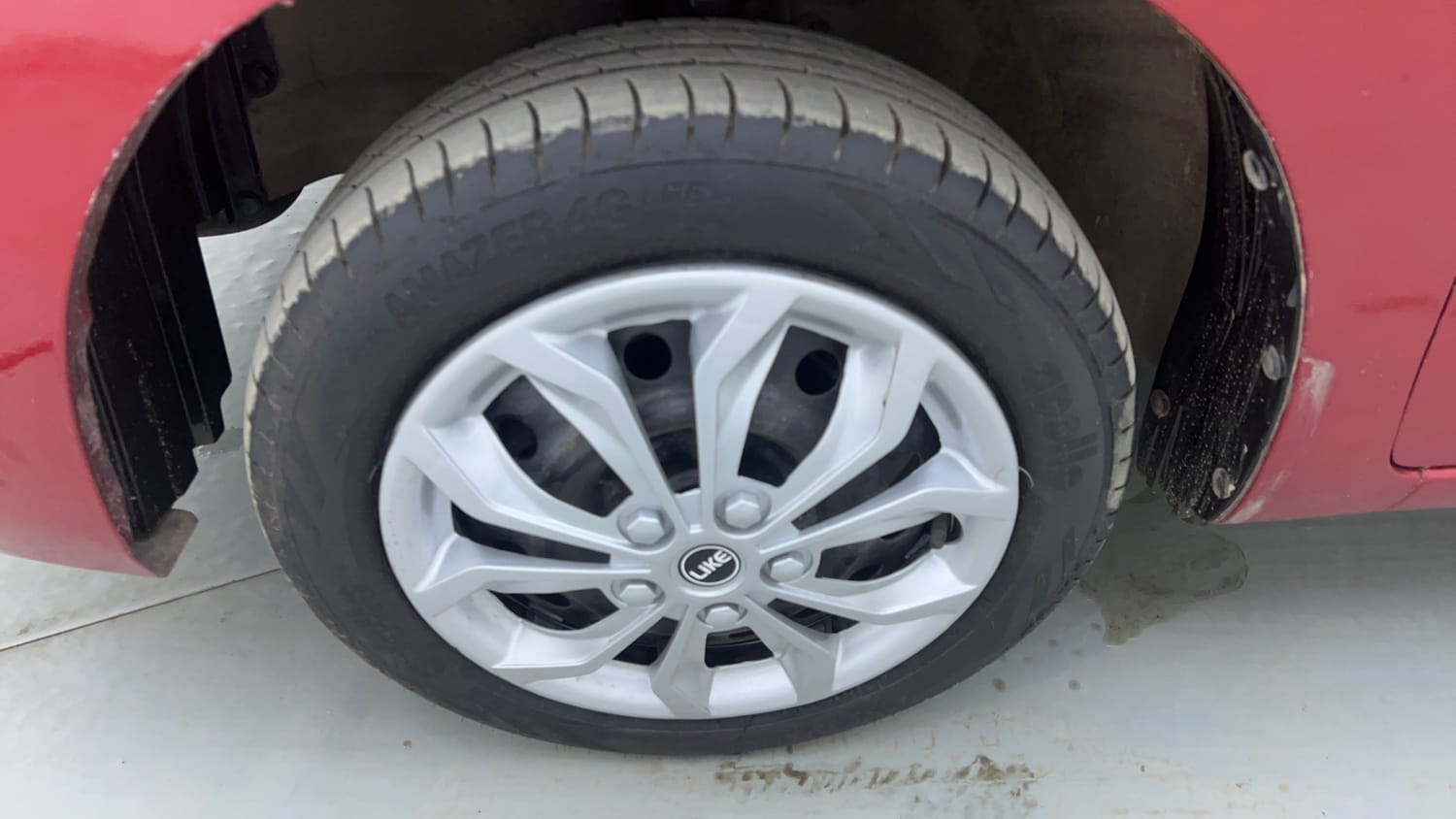 Used 2016 Maruti Suzuki Wagon R 1.0 VXI AMT Petrol Automatic tyres LEFT FRONT TYRE RIM VIEW