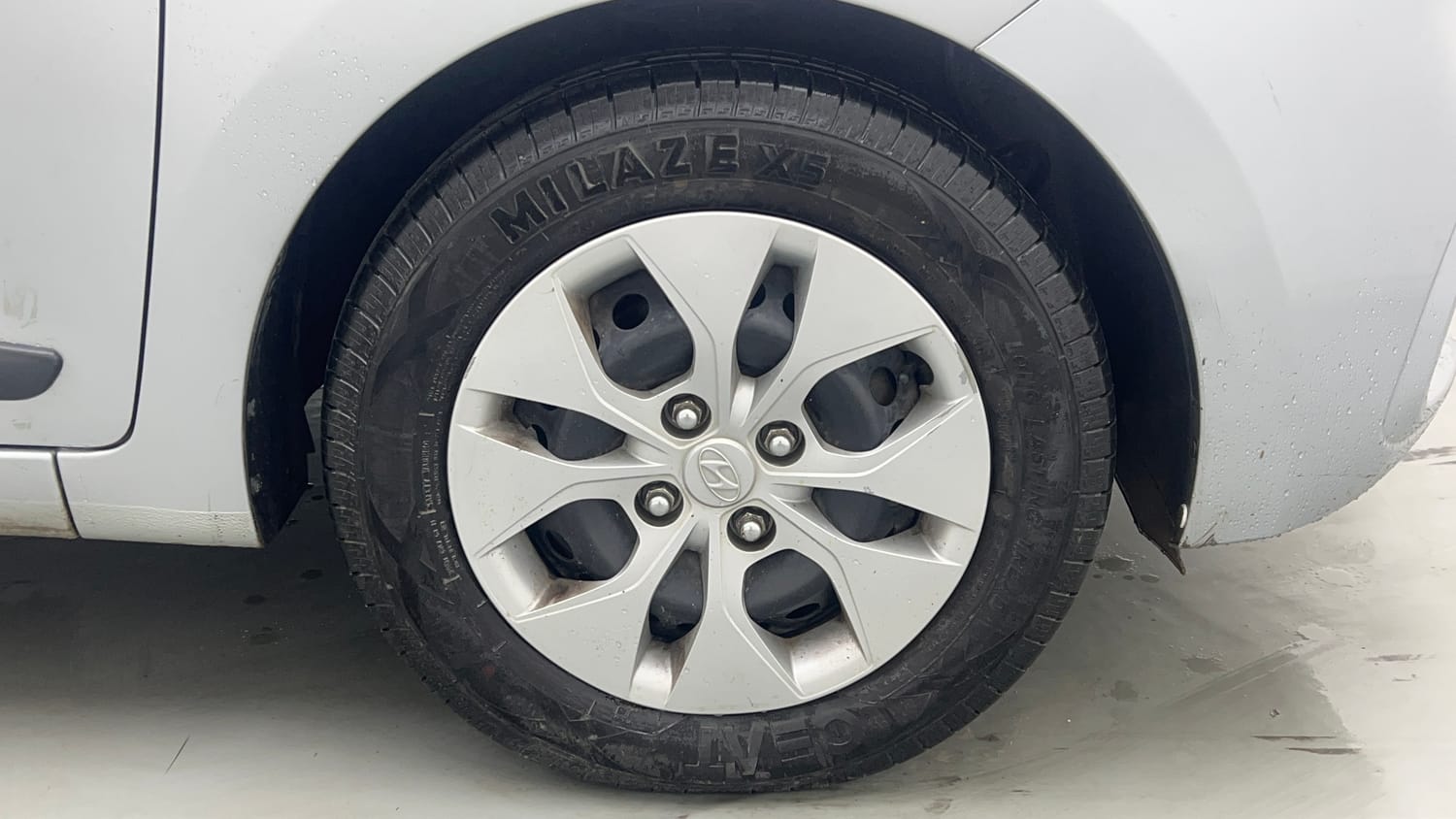 Used 2020 Hyundai Xcent S Petrol+cng(outside fitted) Cng Manual tyres RIGHT FRONT TYRE RIM VIEW