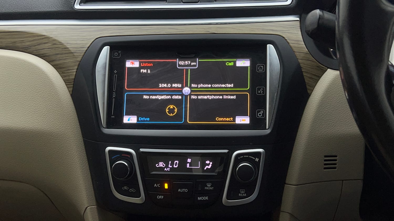 Used 2018 Maruti Suzuki Ciaz Alpha Hybrid 1.5 Petrol Manual top_features Integrated (in-dash) music system