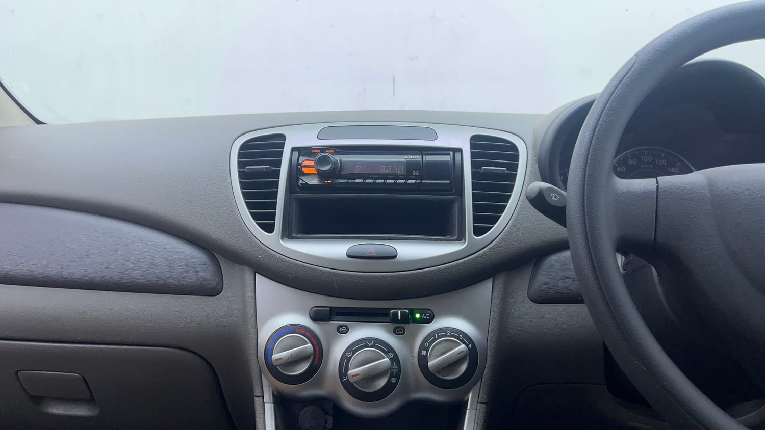 Used 2014 Hyundai i10 Magna 1.1 iRDE2 Petrol Manual interior MUSIC SYSTEM & AC CONTROL VIEW