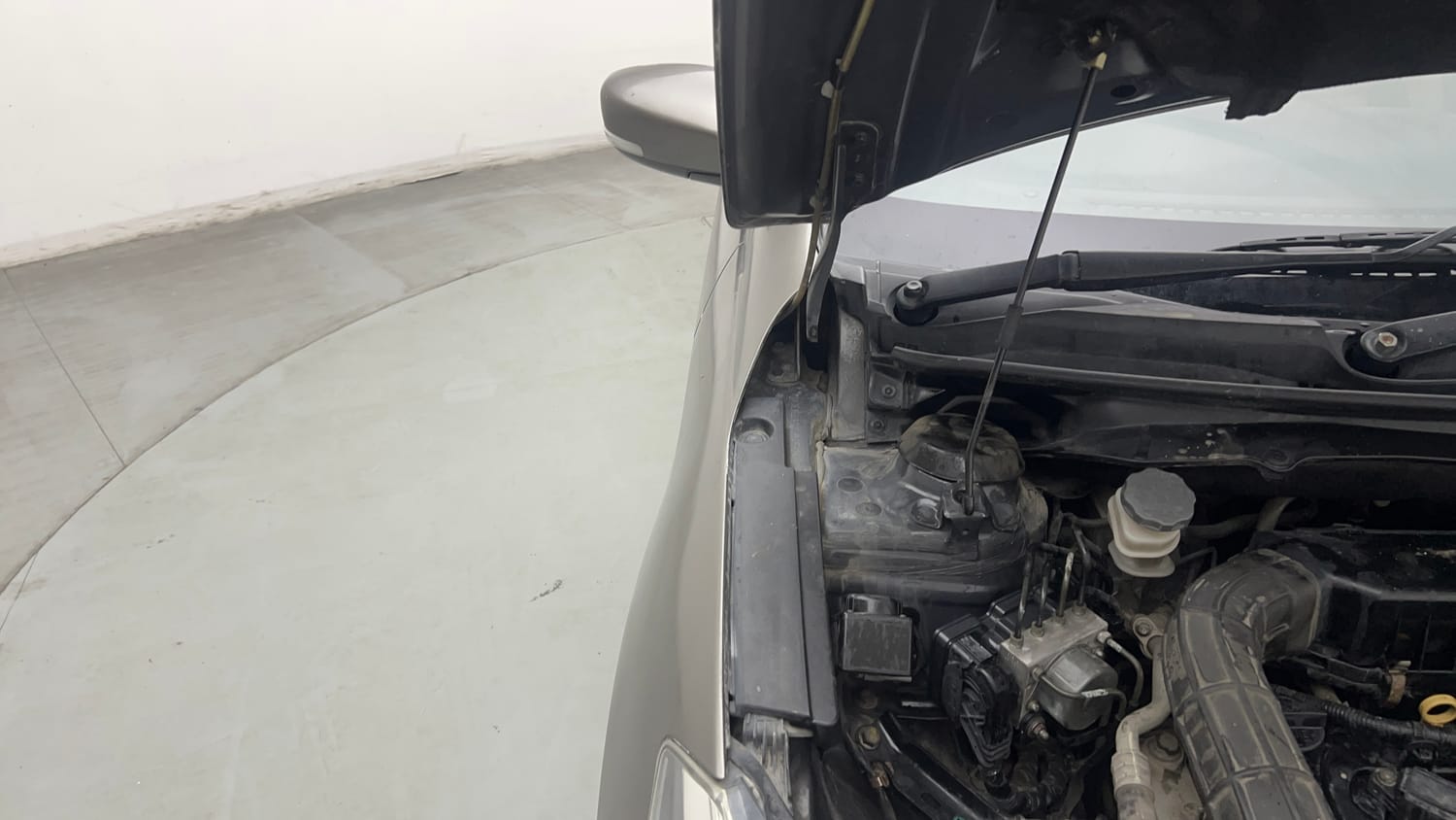 Used 2018 Maruti Suzuki Ciaz Alpha Hybrid 1.5 Petrol Manual engine ENGINE RIGHT SIDE HINGE & APRON VIEW