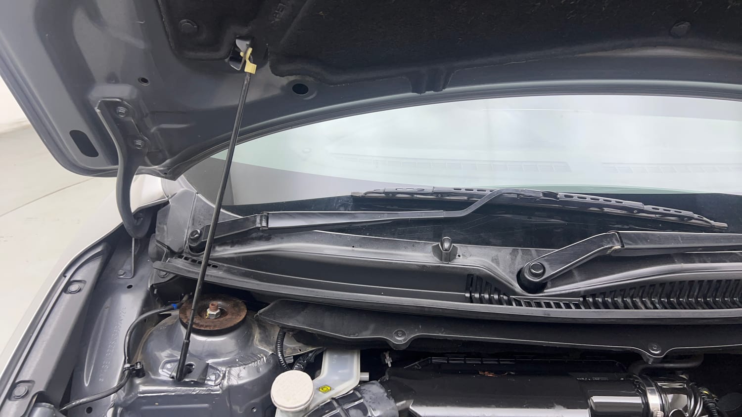 Used 2019 Maruti Suzuki Baleno Alpha Petrol Manual engine ENGINE RIGHT SIDE HINGE & APRON VIEW