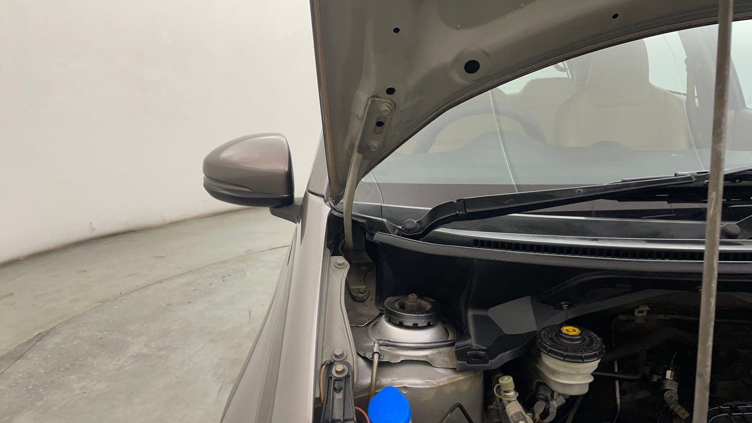 Used 2015 Honda Brio S MT Petrol Manual engine ENGINE RIGHT SIDE HINGE & APRON VIEW