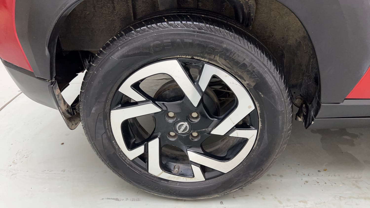 Used 2022 Nissan Magnite XV Premium Turbo CVT Petrol Automatic tyres RIGHT REAR TYRE RIM VIEW