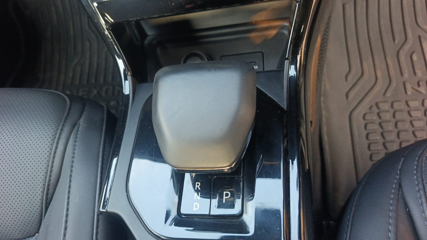 Used 2024 Tata Nexon Fearless Plus S 1.2 Revotron Petrol 7DCA DT Petrol Automatic interior GEAR  KNOB VIEW