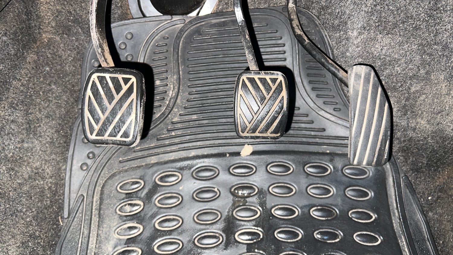 Used 2013 Maruti Suzuki Wagon R VXI Petrol Manual interior PEDALS VIEW