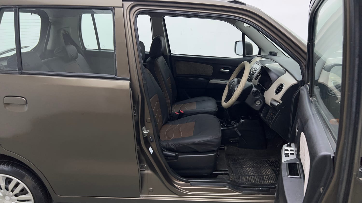 Used 2013 Maruti Suzuki Wagon R VXI Petrol Manual interior RIGHT SIDE FRONT DOOR CABIN VIEW