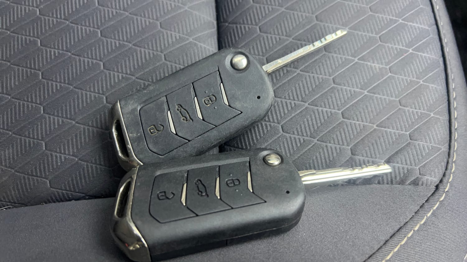 Used 2022 Mahindra XUV 300 W8 1.5 Diesel Diesel Manual extra CAR KEY VIEW