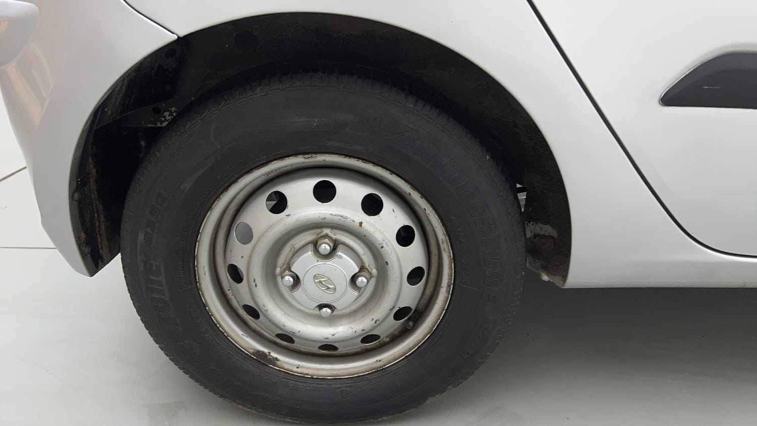 Used 2013 Hyundai i10 Era 1.1 iRDE2 Petrol Manual tyres RIGHT REAR TYRE RIM VIEW