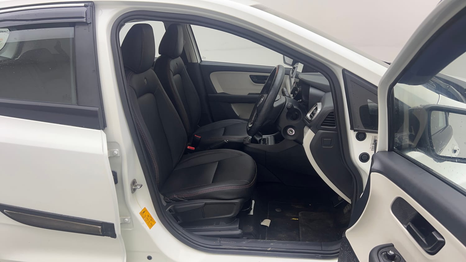 Used 2023 Tata Altroz XM Petrol Petrol Manual interior RIGHT SIDE FRONT DOOR CABIN VIEW