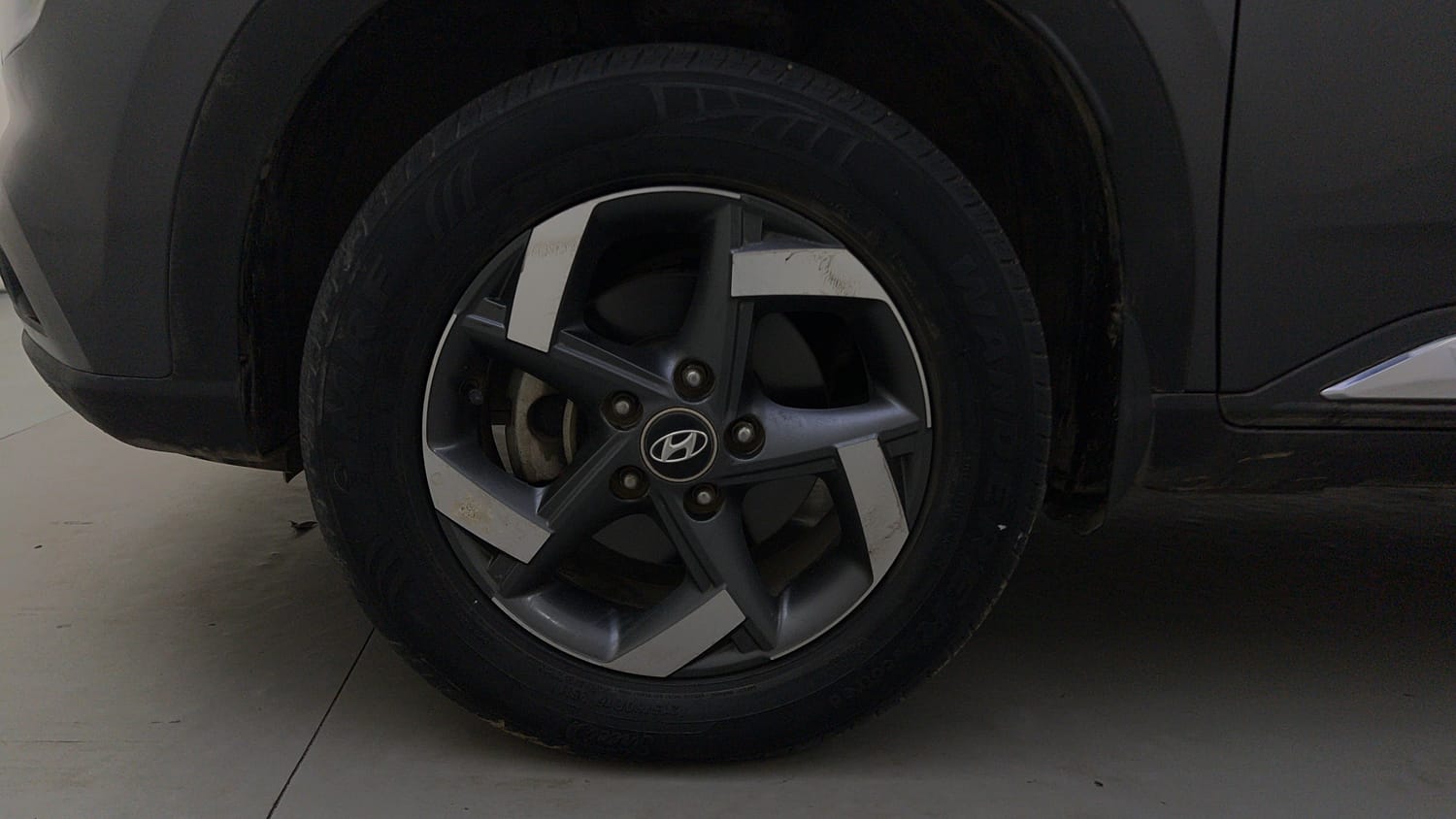 Used 2021 Hyundai Venue SX 1.0 Turbo iMT Petrol Manual tyres LEFT FRONT TYRE RIM VIEW