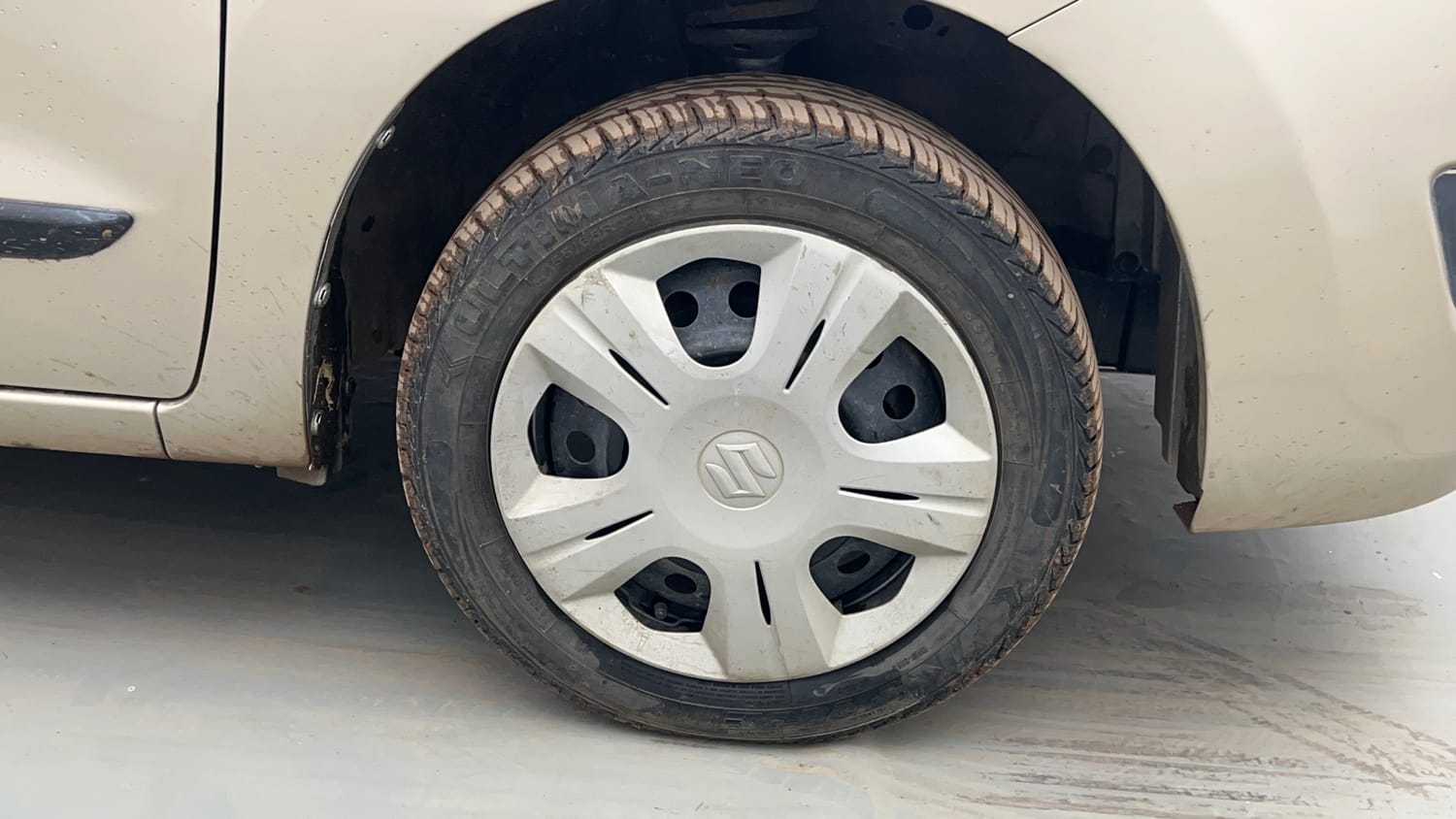Used 2013 Maruti Suzuki Wagon R VXI Petrol Manual tyres RIGHT FRONT TYRE RIM VIEW