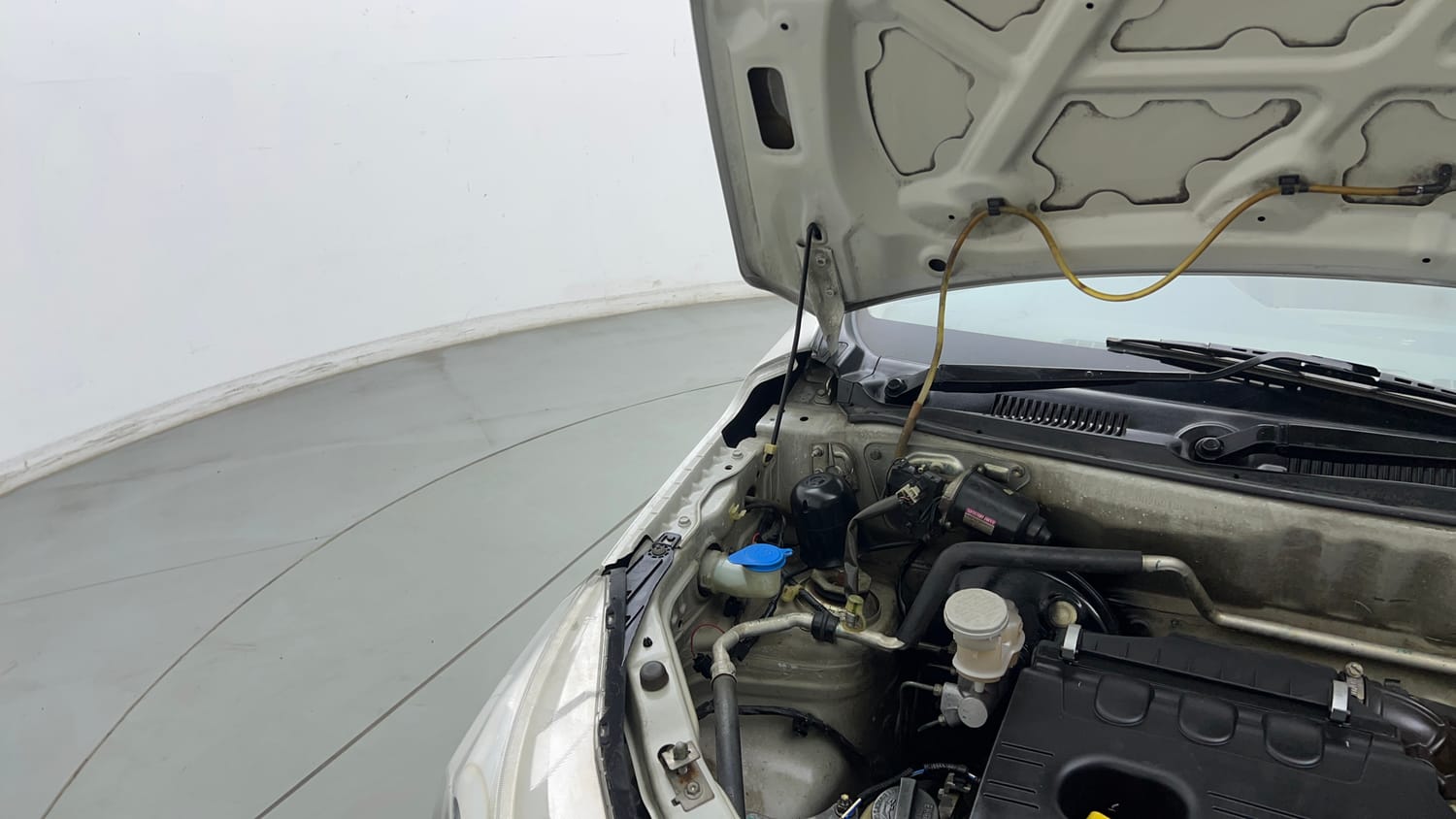 Used 2016 Maruti Suzuki Alto K10 LXi Petrol Manual engine ENGINE RIGHT SIDE HINGE & APRON VIEW