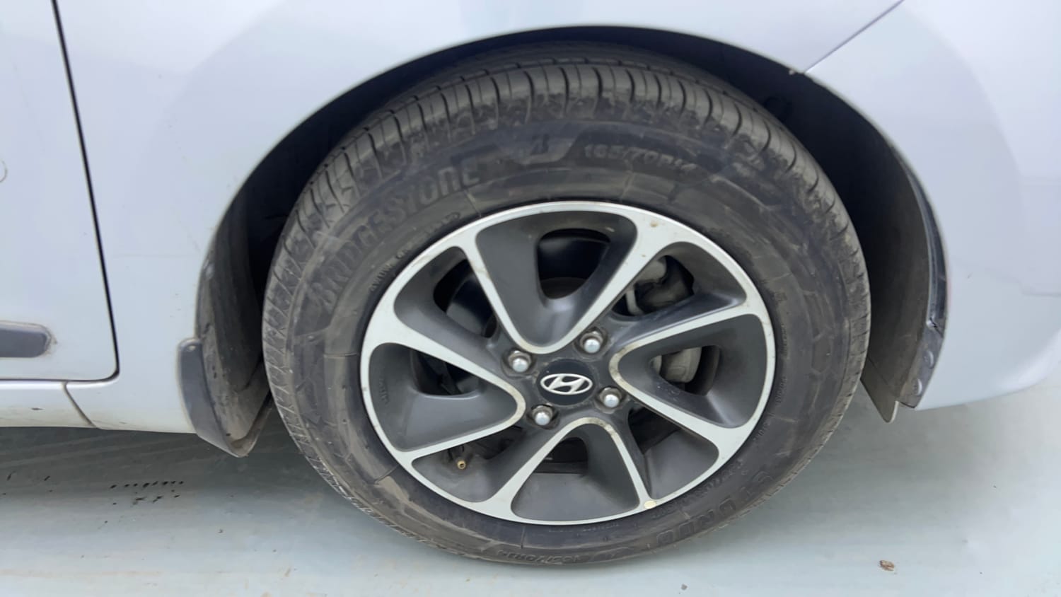 Used 2018 Hyundai Grand i10 Sportz AT 1.2 Kappa VTVT Petrol Automatic tyres RIGHT FRONT TYRE RIM VIEW