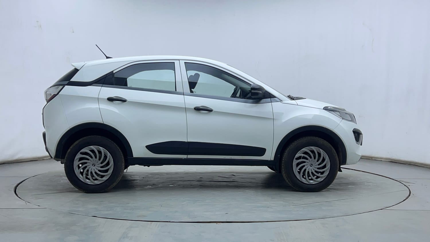 Used 2018 Tata Nexon XM Petrol Manual exterior RIGHT SIDE VIEW