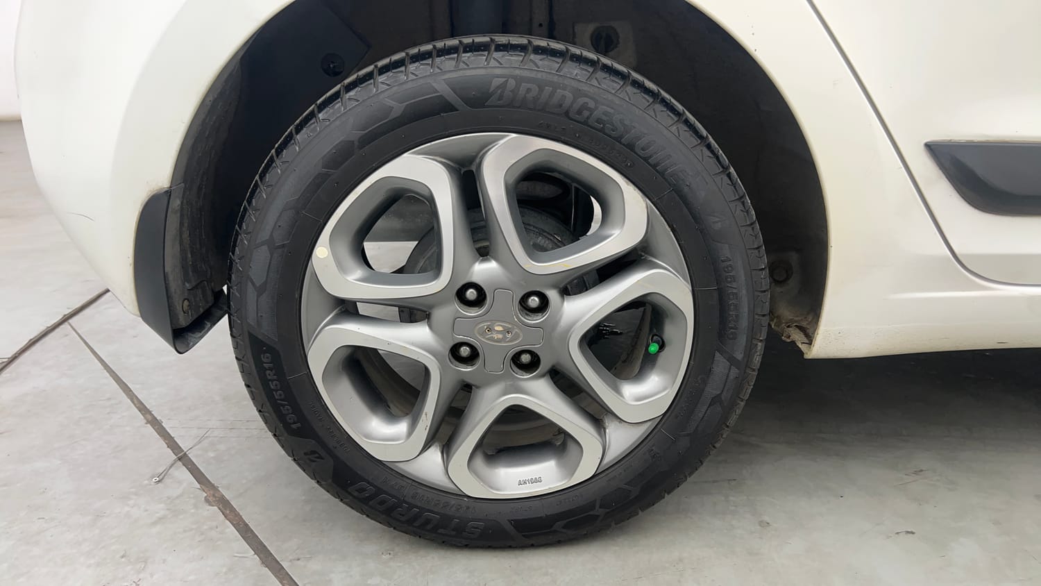 Used 2018 Hyundai Elite i20 Asta 1.2 (O) Petrol Manual tyres RIGHT REAR TYRE RIM VIEW