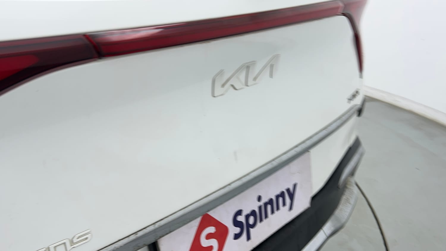 Used 2022 Kia Carens Luxury Plus 1.4 Petrol DCT 7 STR Petrol Automatic dents MINOR DENT