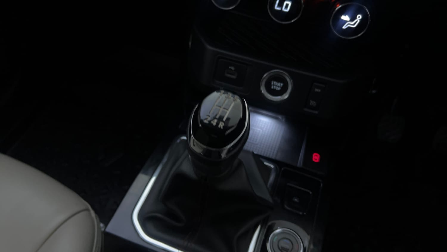 Used 2022 Renault Kiger RXZ 1.0 Turbo MT Petrol Manual interior GEAR  KNOB VIEW