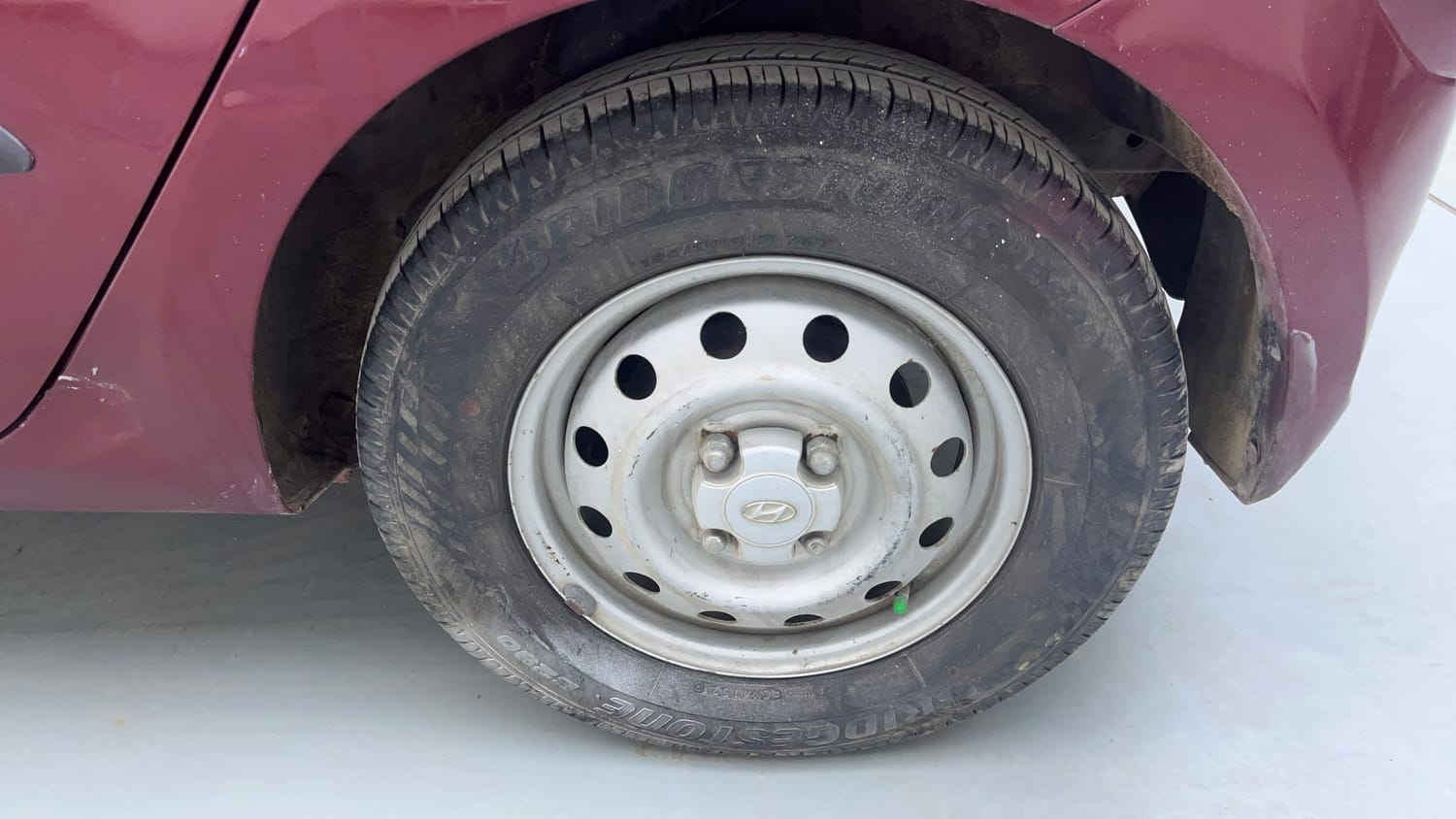 Used 2014 Hyundai i10 Magna 1.1 iRDE2 Petrol Manual tyres LEFT REAR TYRE RIM VIEW