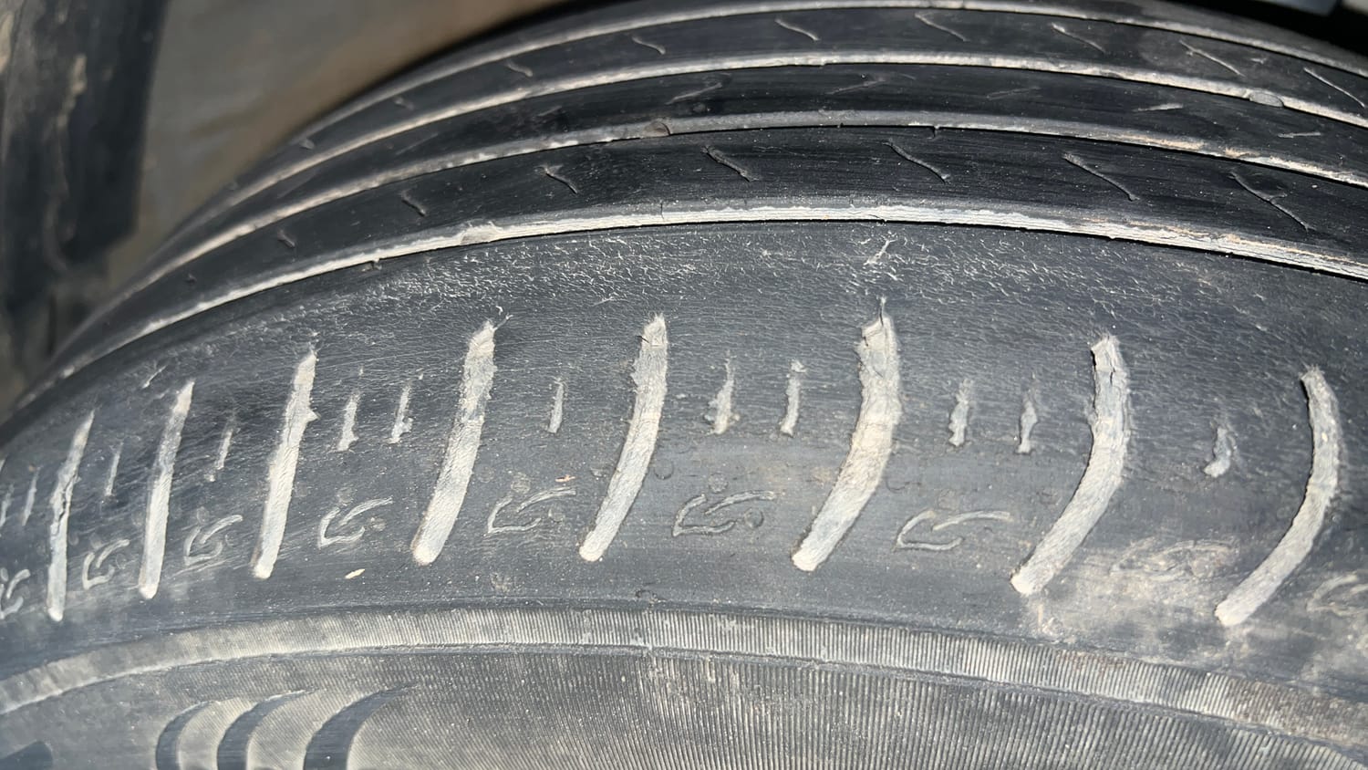 Used 2022 Kia Carens Luxury Plus 1.4 Petrol DCT 7 STR Petrol Automatic tyres RIGHT FRONT TYRE TREAD VIEW
