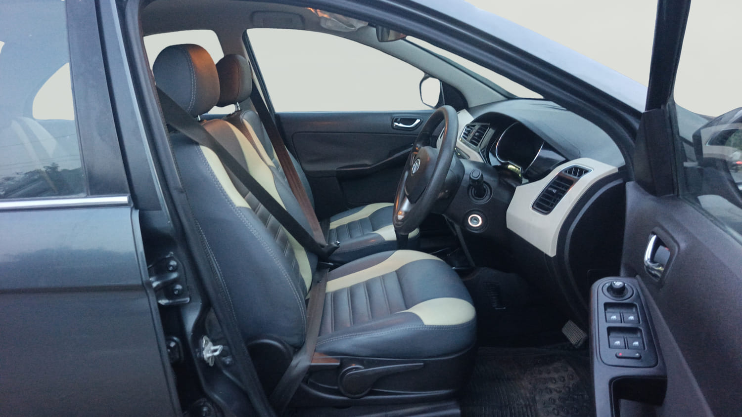 Used 2018 Tata Zest XTA Diesel Diesel Automatic interior RIGHT SIDE FRONT DOOR CABIN VIEW