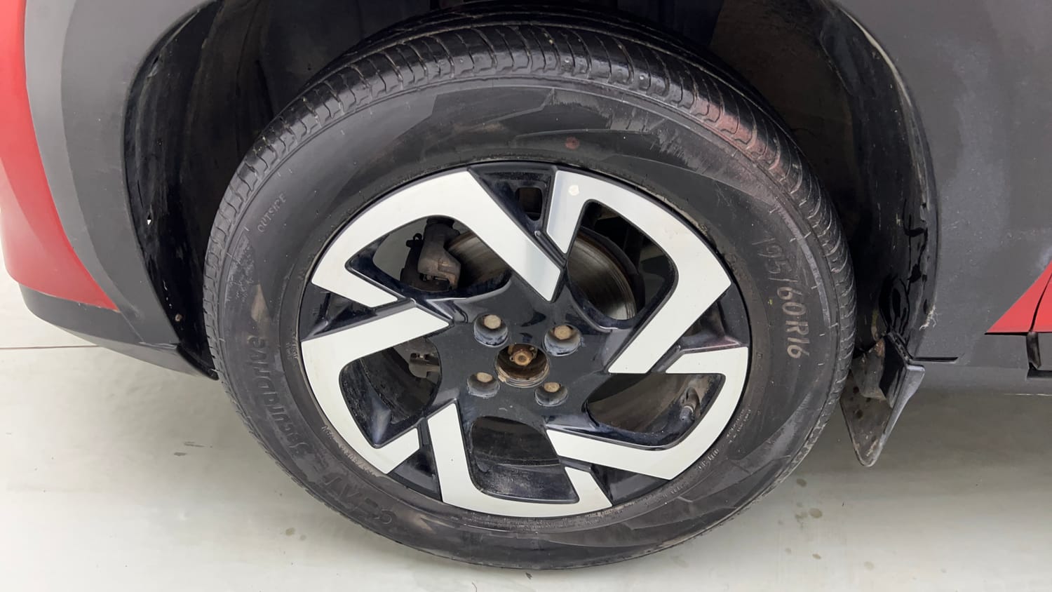 Used 2022 Nissan Magnite XV Premium Turbo CVT Petrol Automatic tyres LEFT FRONT TYRE RIM VIEW