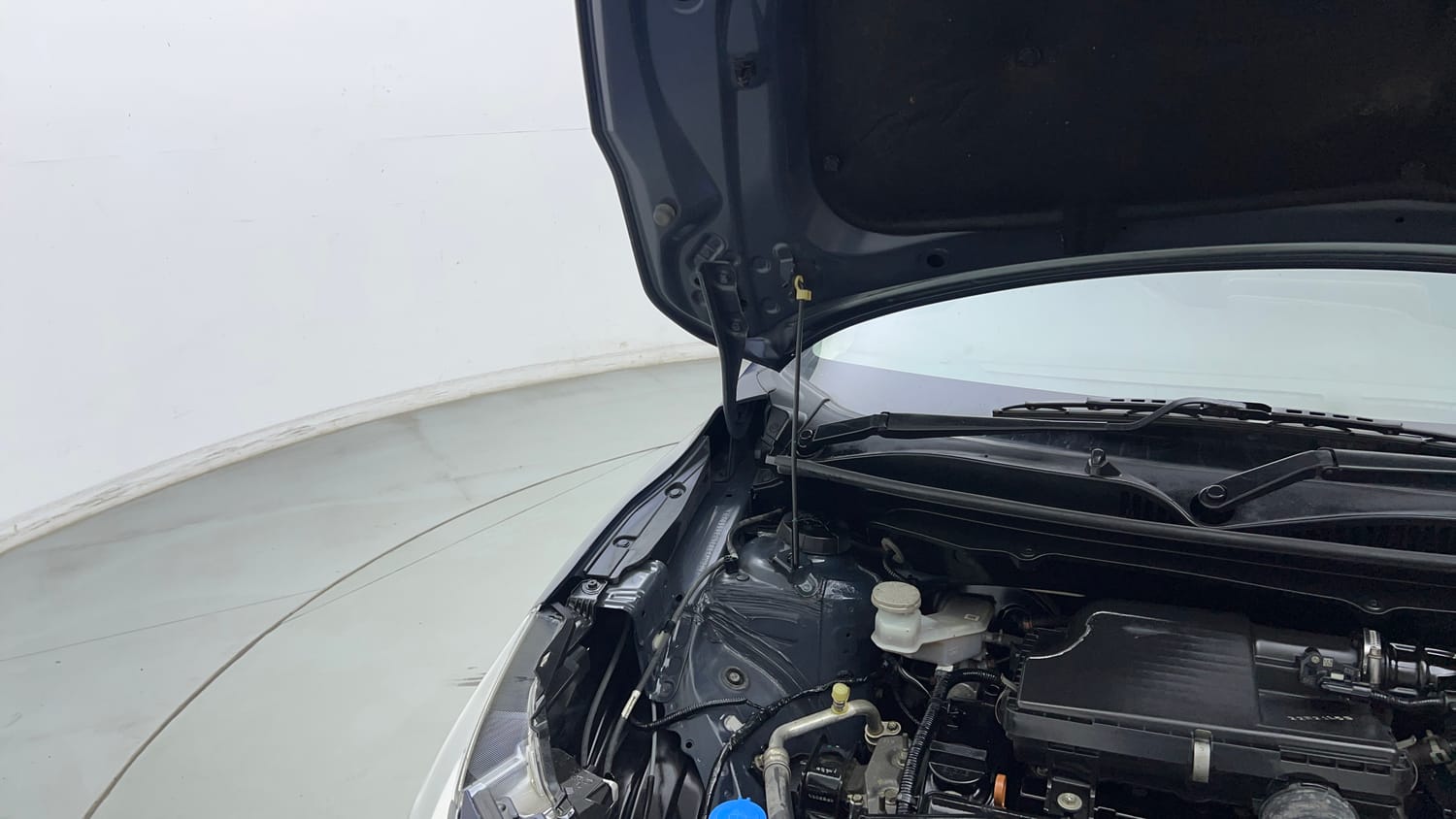 Used 2022 Maruti Suzuki Baleno Zeta MT Petrol Manual engine ENGINE RIGHT SIDE HINGE & APRON VIEW