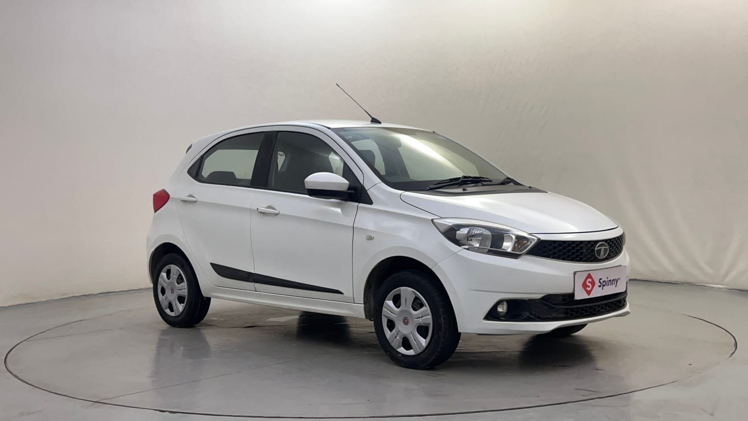 Used 2016 Tata Tiago Revotron XT Petrol Manual exterior RIGHT FRONT CORNER VIEW