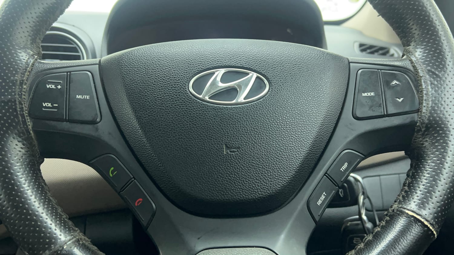 Used 2014 Hyundai Xcent S 1.2 Petrol Manual top_features Steering mounted controls