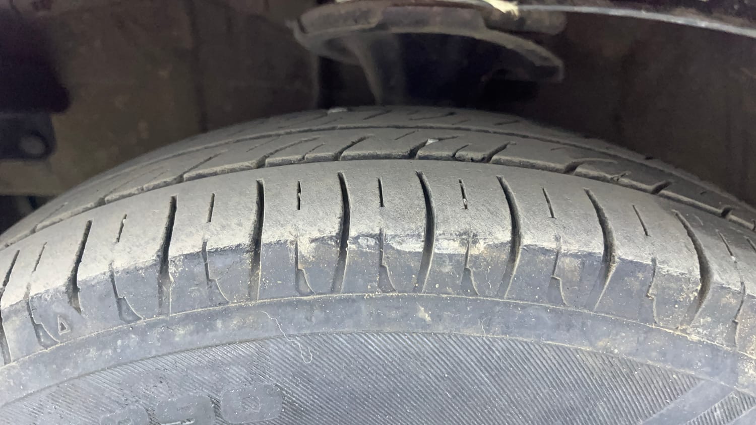 Used 2014 Hyundai i10 Magna 1.1 iRDE2 Petrol Manual tyres LEFT FRONT TYRE TREAD VIEW