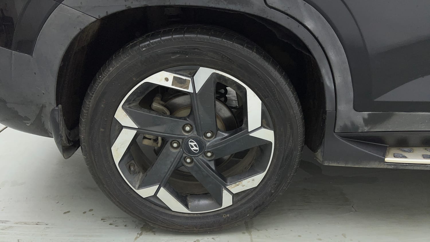 Used 2022 Hyundai Alcazar Signature (O) 7 Seater 1.5 Diesel AT Diesel Automatic tyres RIGHT REAR TYRE RIM VIEW