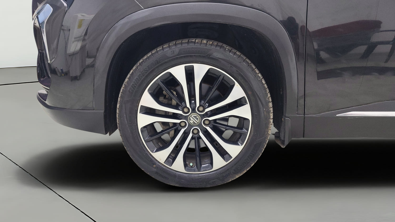 Used 2021 MG Motors Hector Plus Sharp 1.5 Petrol Turbo DCT 6-STR Petrol Automatic tyres LEFT FRONT TYRE RIM VIEW