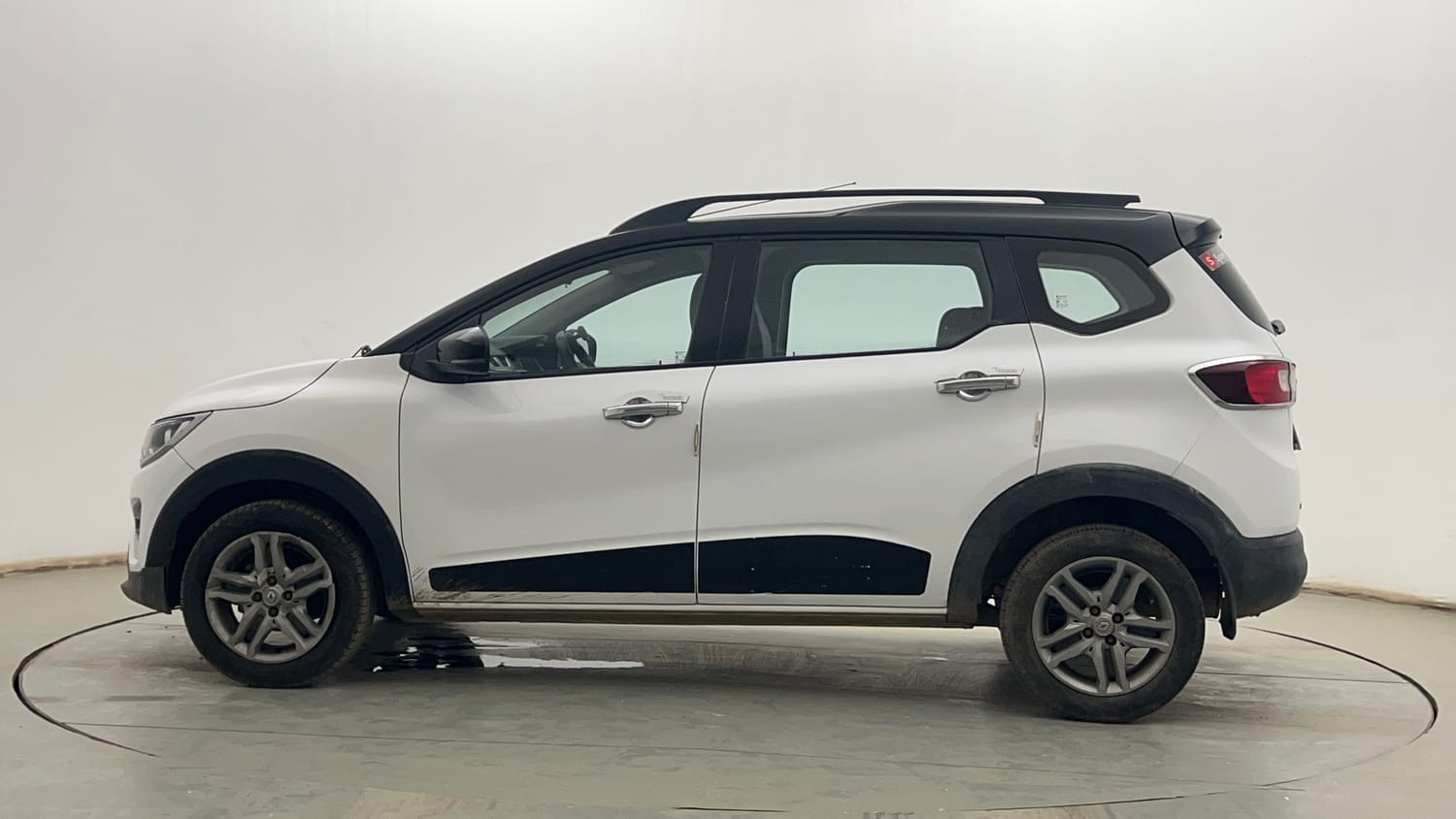 Used 2022 Renault Triber RXZ Dual Tone Petrol Manual exterior LEFT SIDE VIEW