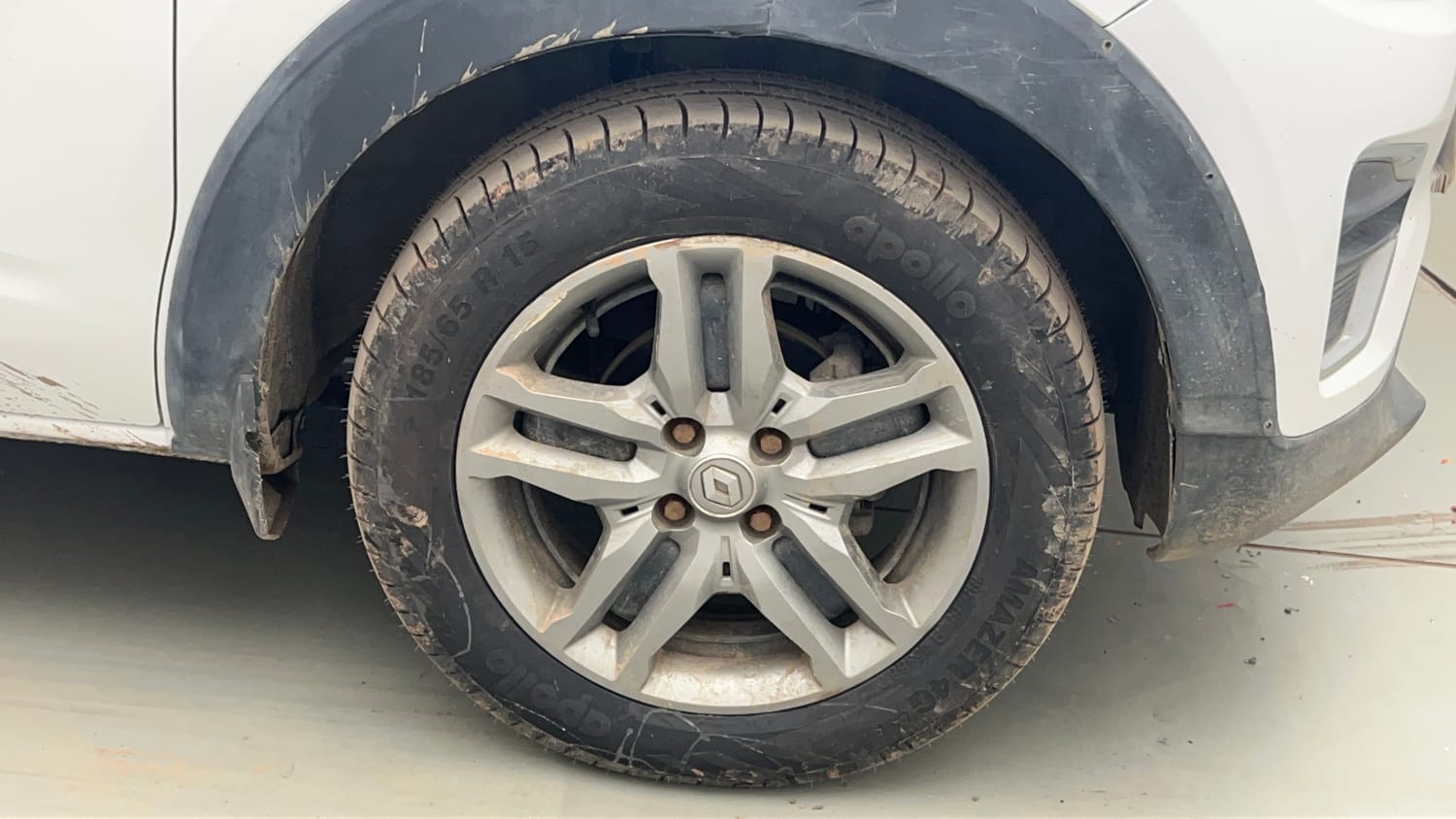 Used 2022 Renault Triber RXZ Dual Tone Petrol Manual tyres RIGHT FRONT TYRE RIM VIEW