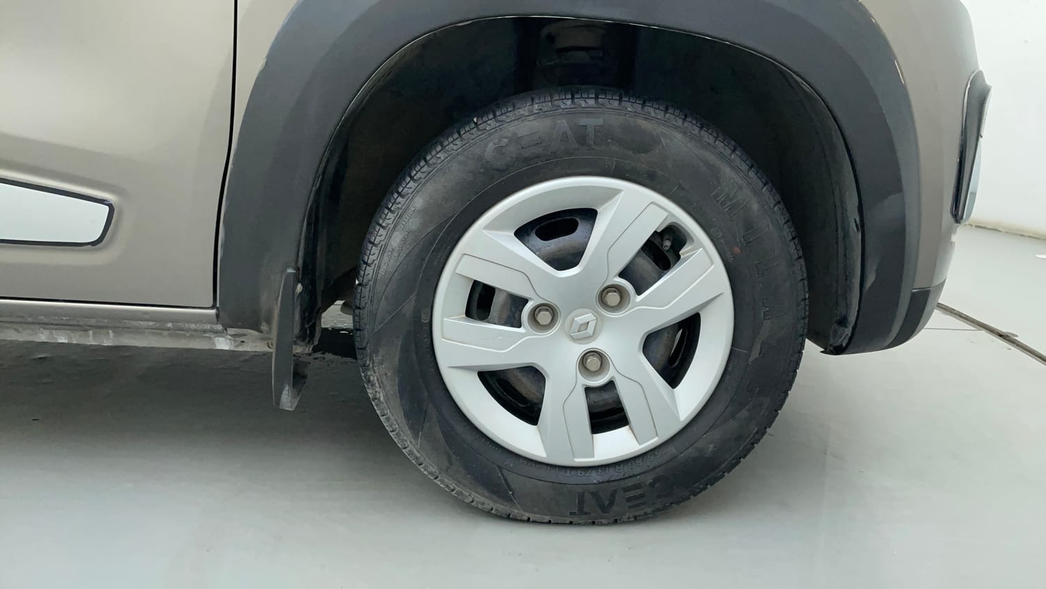 Used 2018 Renault Kwid 1.0 RXT AMT Opt Petrol Automatic tyres RIGHT FRONT TYRE RIM VIEW