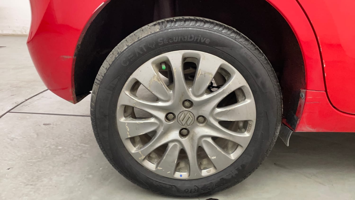 Used 2019 Maruti Suzuki Baleno Alpha 1.2 AT Petrol Automatic tyres RIGHT REAR TYRE RIM VIEW