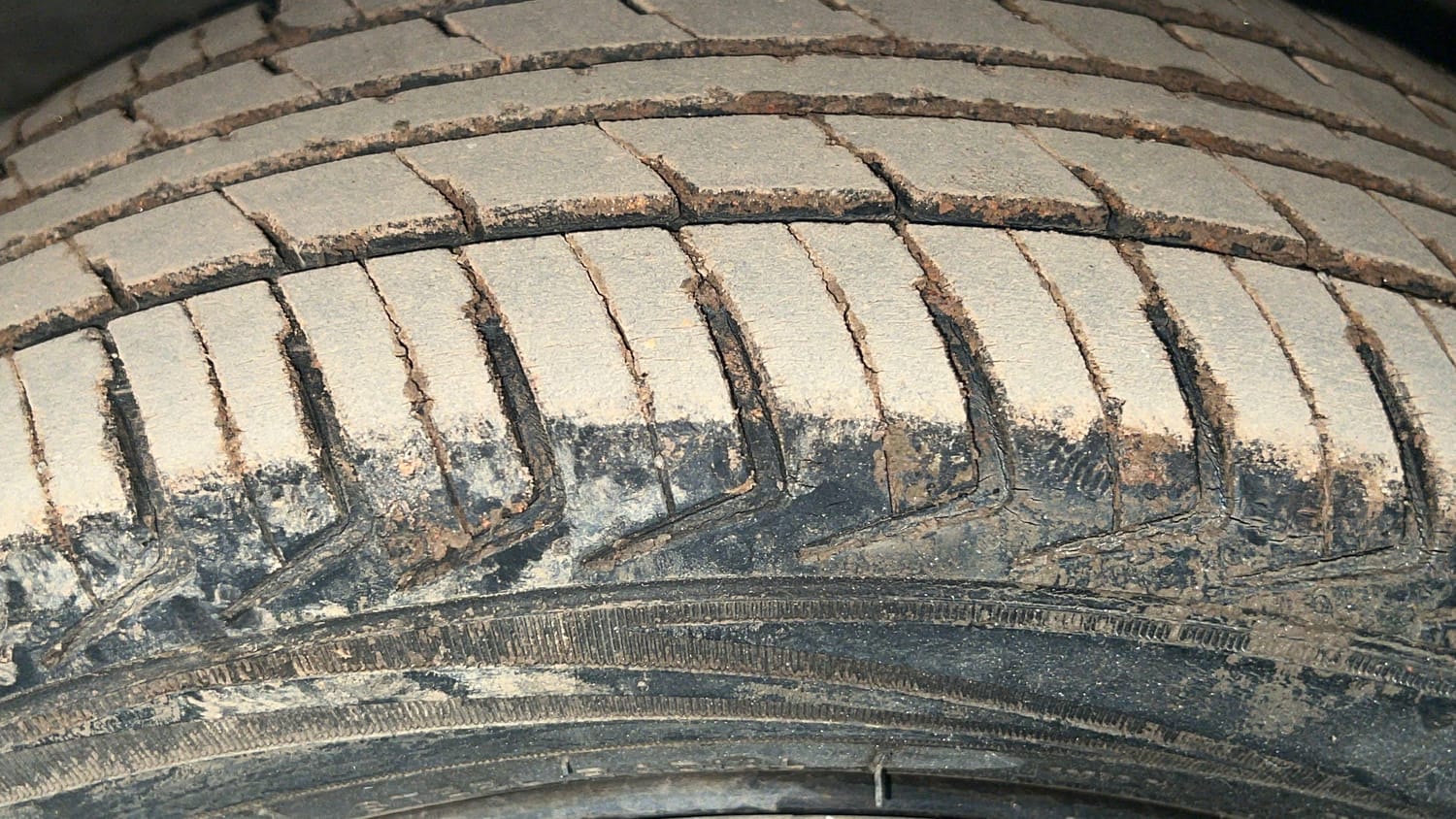 Used 2013 Maruti Suzuki Wagon R VXI Petrol Manual tyres LEFT FRONT TYRE TREAD VIEW
