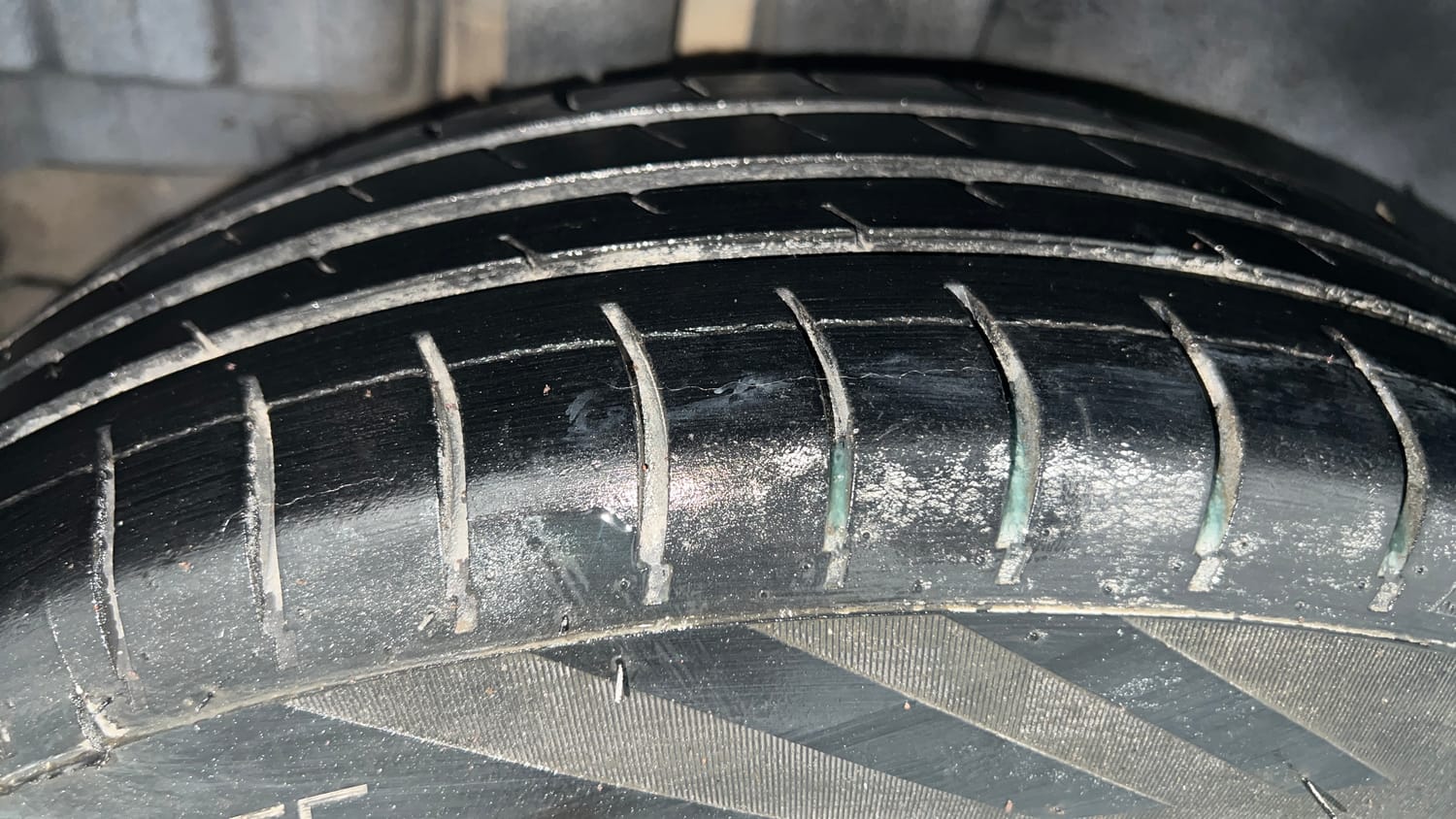 Used 2013 Maruti Suzuki Swift VXi Petrol Manual tyres RIGHT REAR TYRE TREAD VIEW