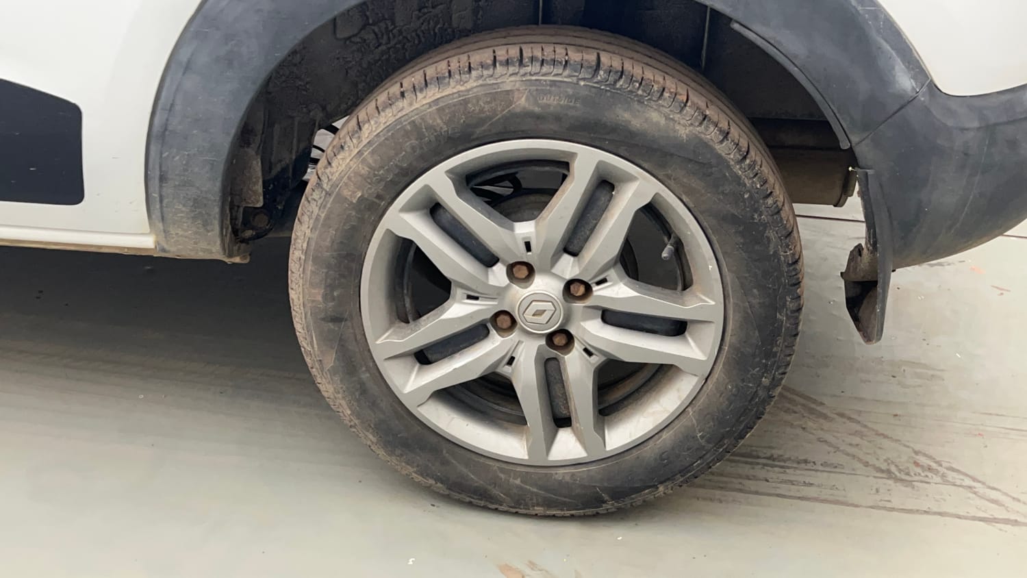 Used 2022 Renault Triber RXZ Dual Tone Petrol Manual tyres LEFT REAR TYRE RIM VIEW